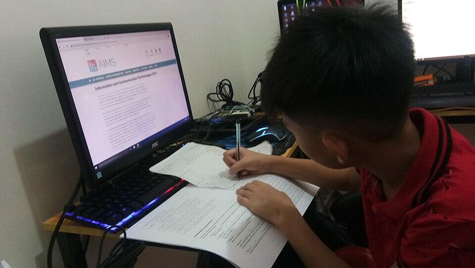 Nxënës duke punuar detyrat/udhëzimet e modulit në një ambient studimi.