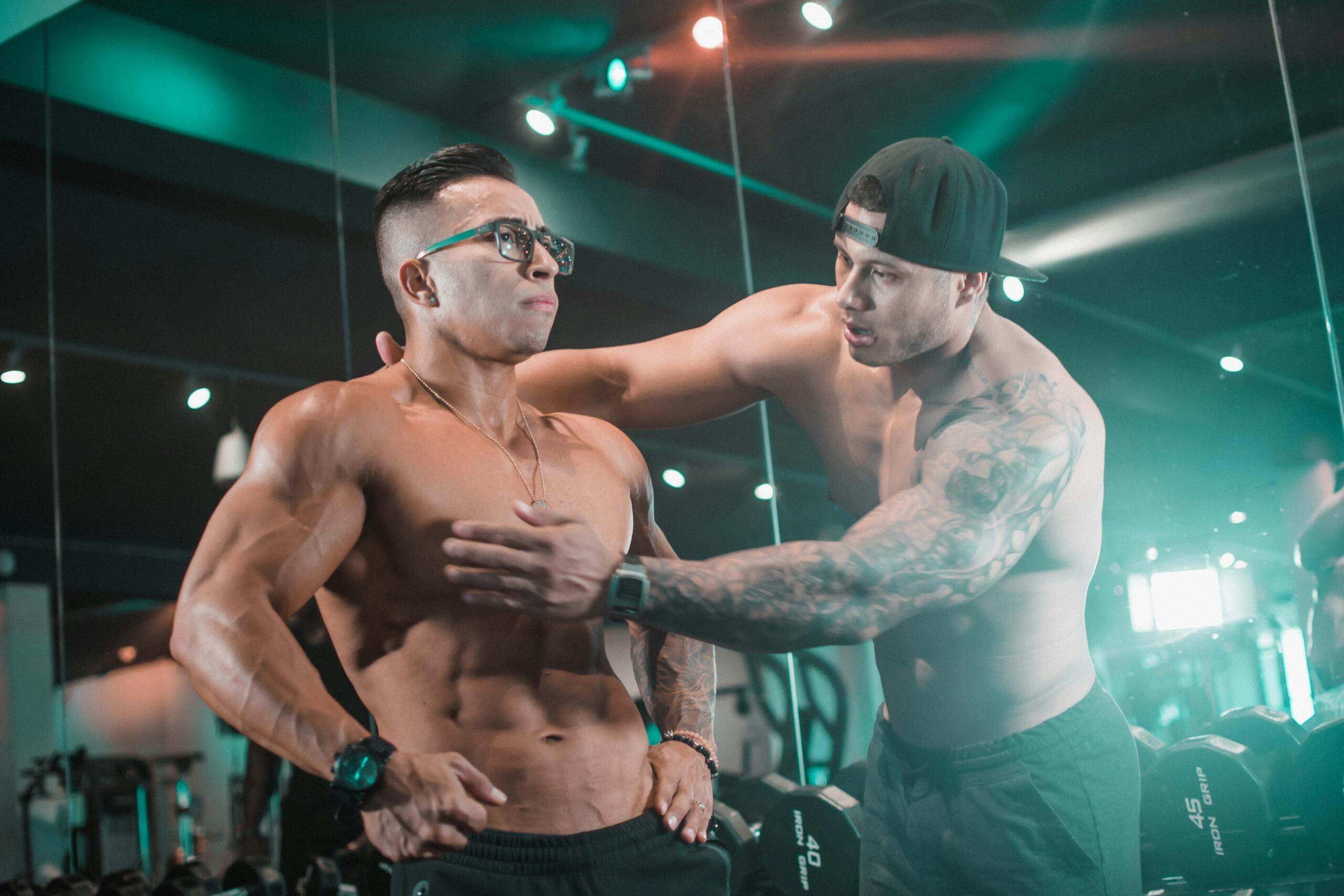 Person duke folur në skenë para audiencës — roli i instruktorit personal si udhëheqës dhe motivues në fitnes.