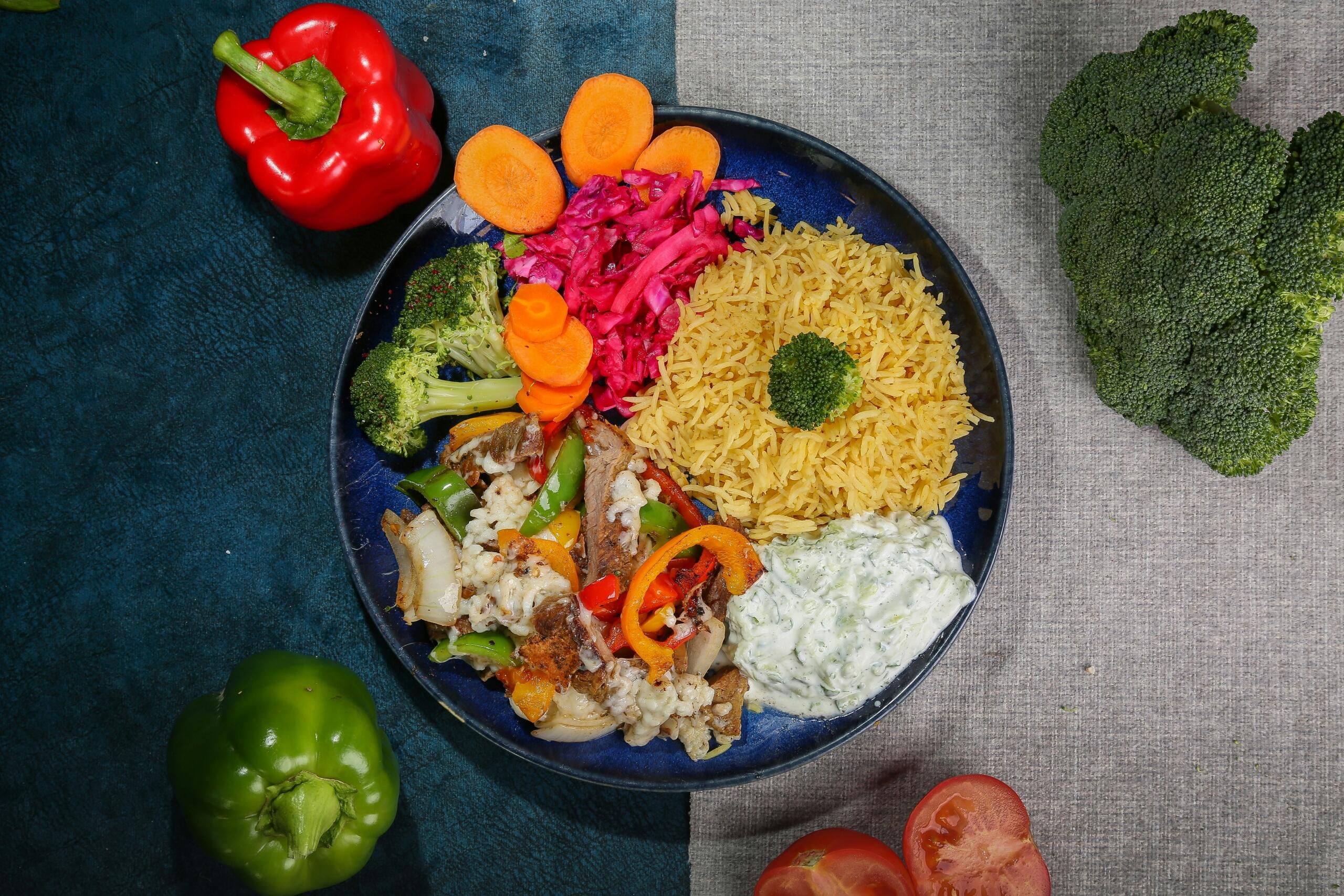 Pjatë me ushqim e servirur — roli i ushqimit në suksesin dhe rikuperimin gjatë trajnimit personal.