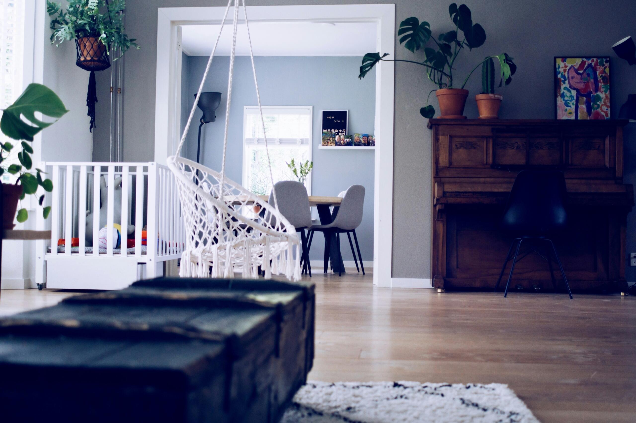 Kënd i qetë në shtëpi — vendosja e pianos për praktikë më efektive dhe rutinë të qëndrueshme.