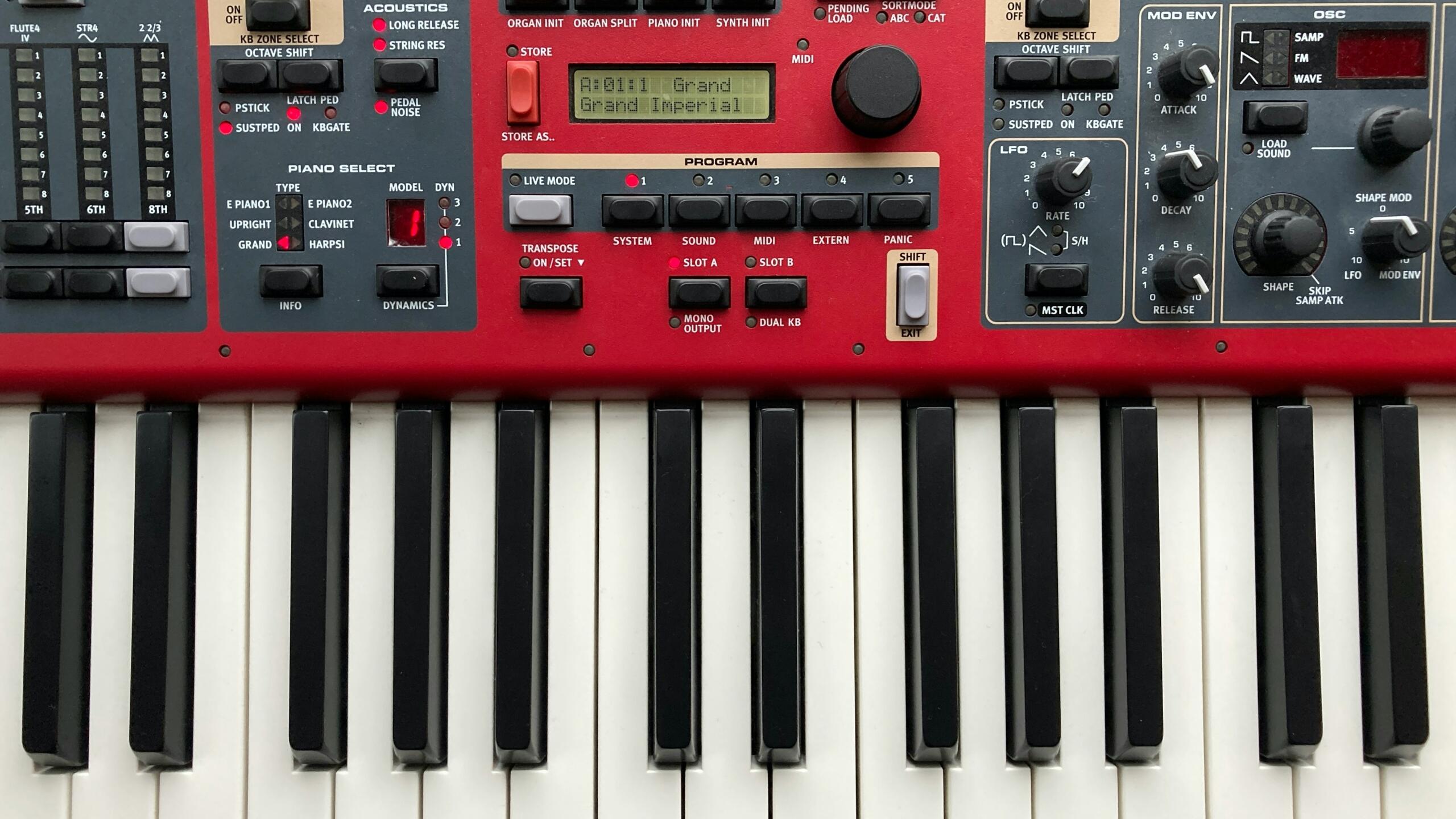 Piano elektrike e kuqe dhe e bardhë — pse është zgjedhje e mirë për të mësuar dhe praktikuar.