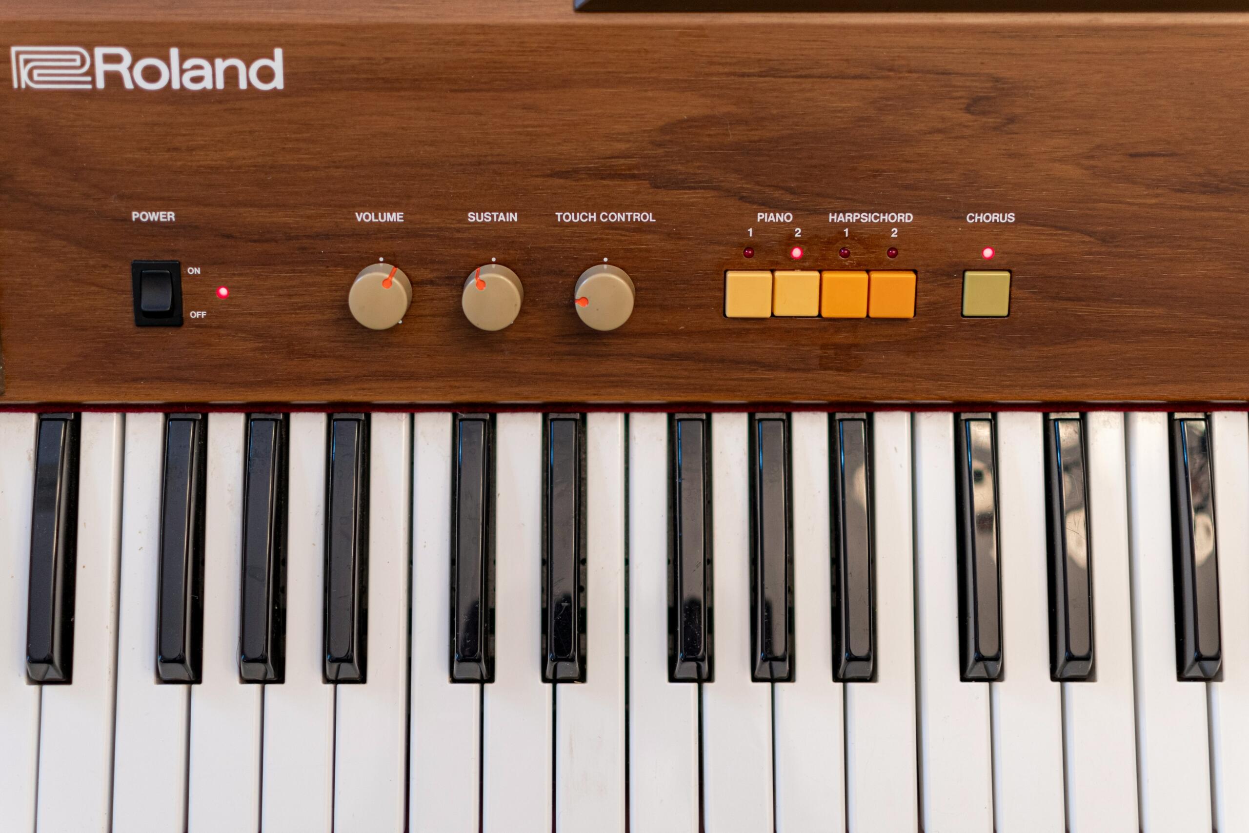 Tastierë/piano digjitale me shumë taste — udhëzues për të filluar mësimin e pianos digjitale.