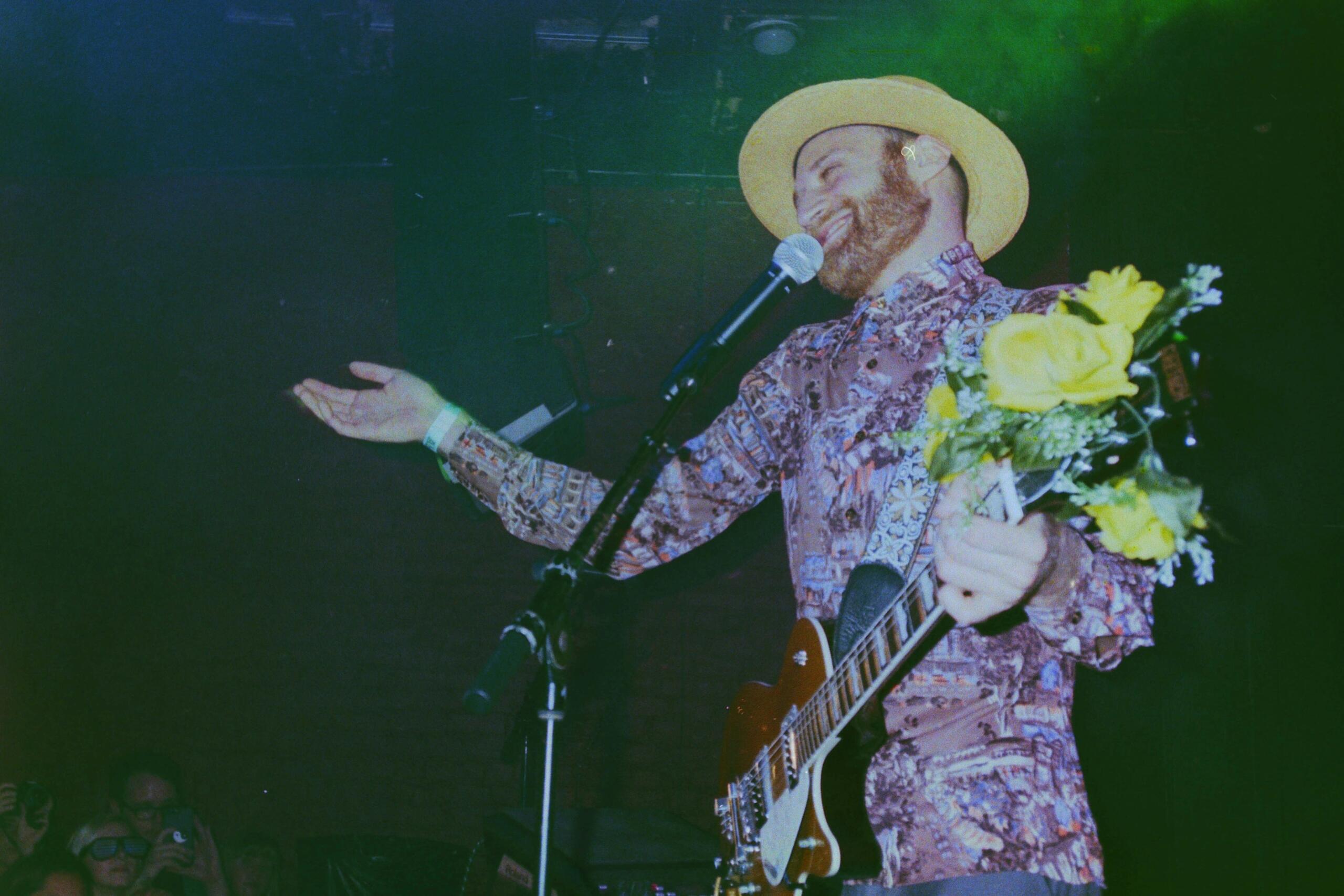 Kitarist duke luajtur në skenë — përmirësimi i karrierës si kitarist profesionist.