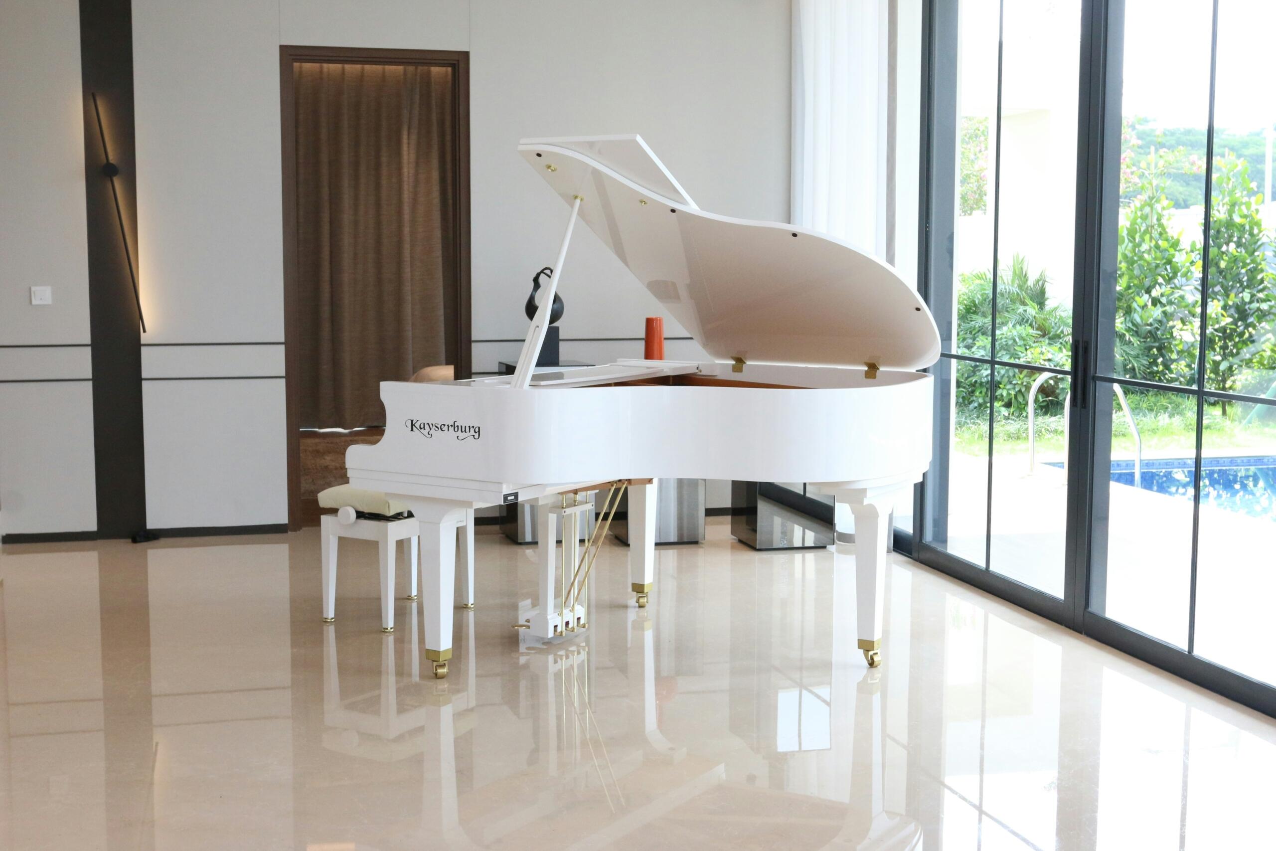 Piano e madhe e bardhë në dhomë — mësimi i pianos së madhe për fillestarë.