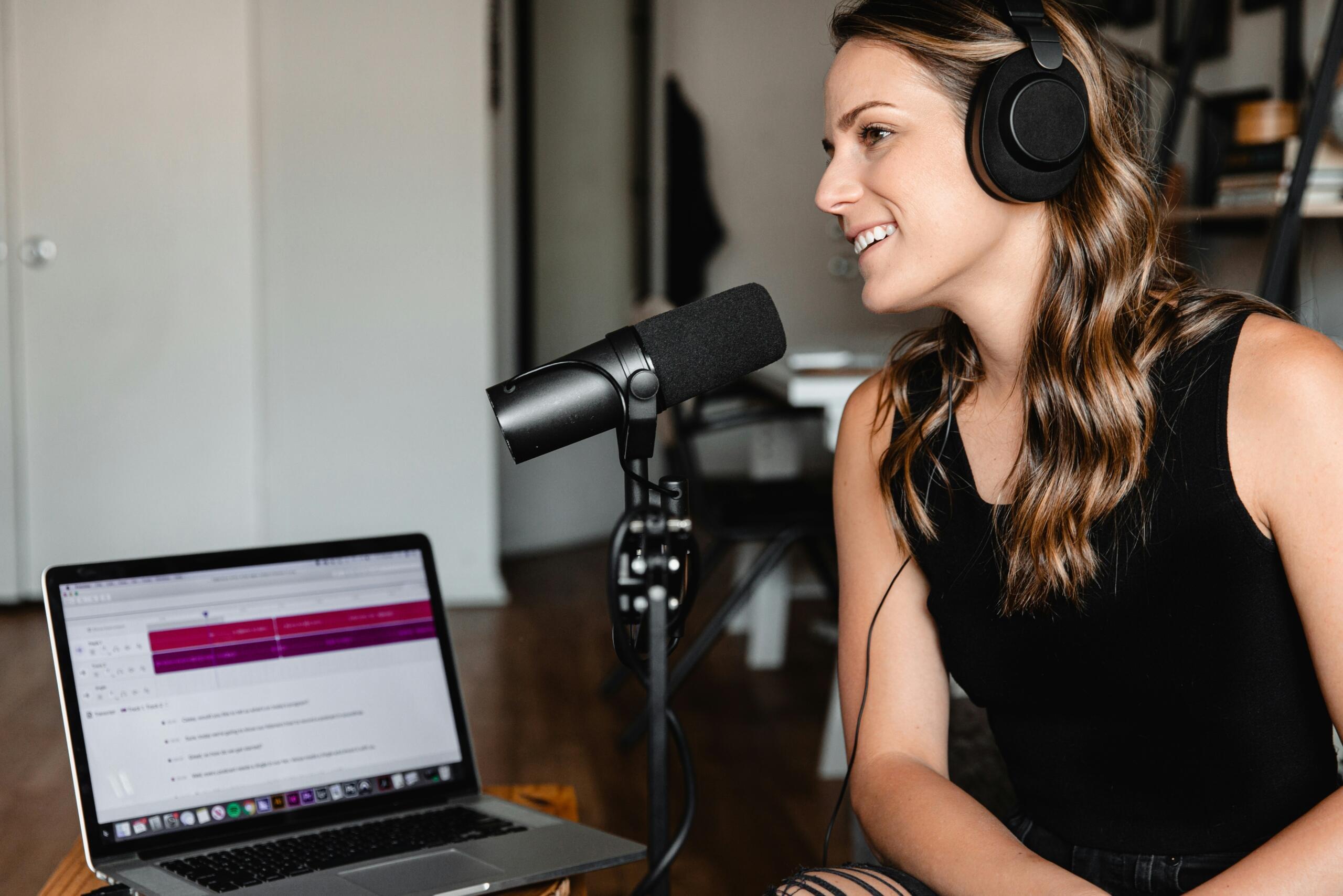 Grua e ulur përpara një mikrofoni, gati për regjistrim — podcast-e edukative që të ndihmojnë me algjebrën kur s’ke kohë.