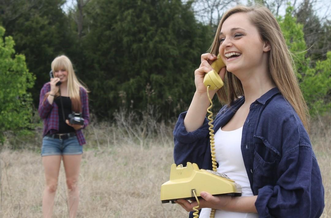 dos amigas hablando por teléfono 