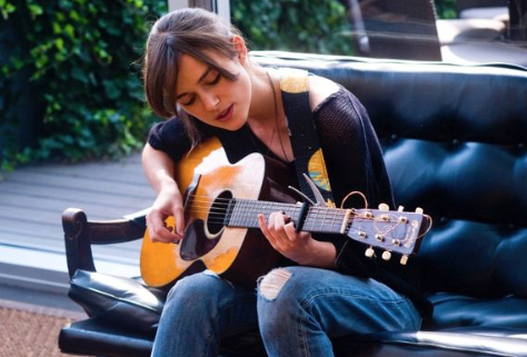 Cantar y tocar la guitarra al mismo tiempo.