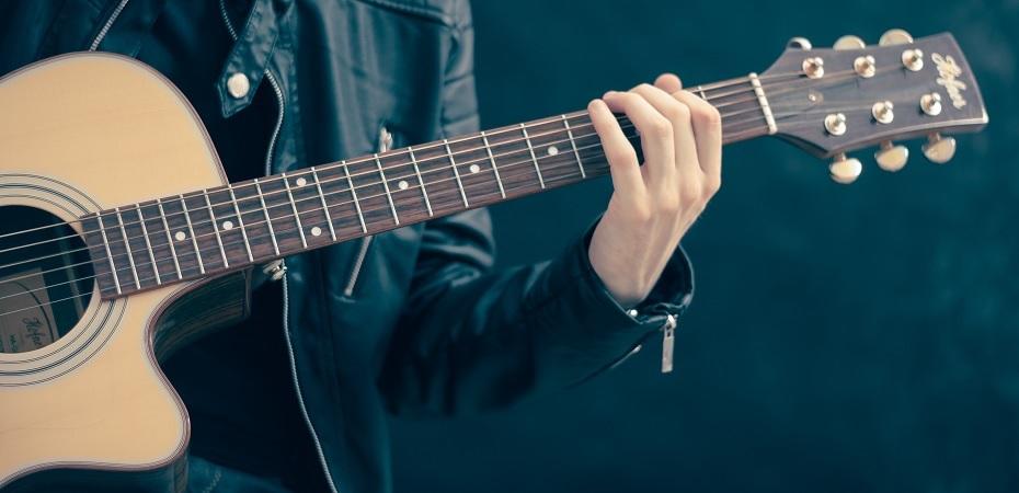 No te hace falta más que el oído para tocar la guitarra