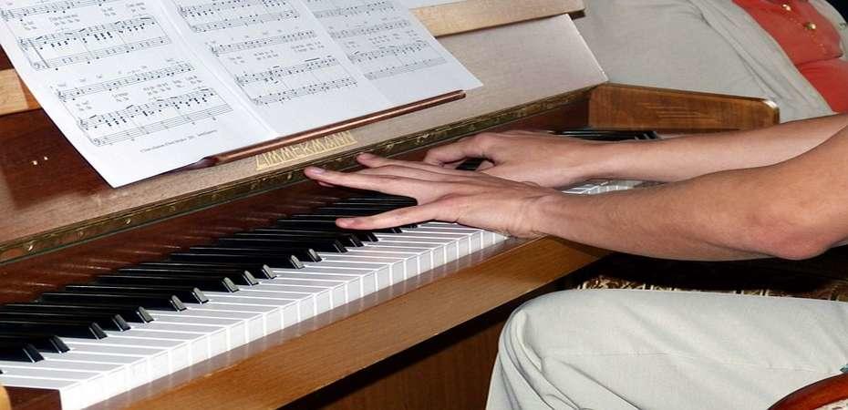 Dar clases de piano y solfeo.