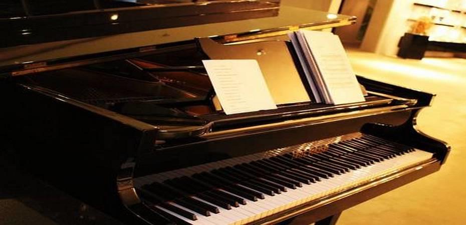 Tocar el piano.