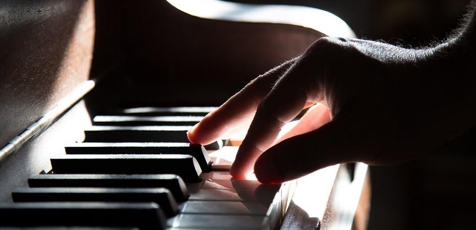 Improvisación al piano.