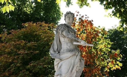 El gran emperador romano asesinado en el Senado.