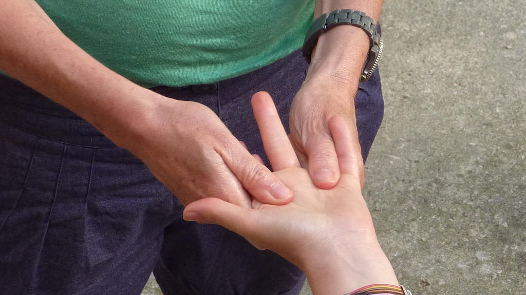 Relajación y masajes complementan tus clases de yoga.