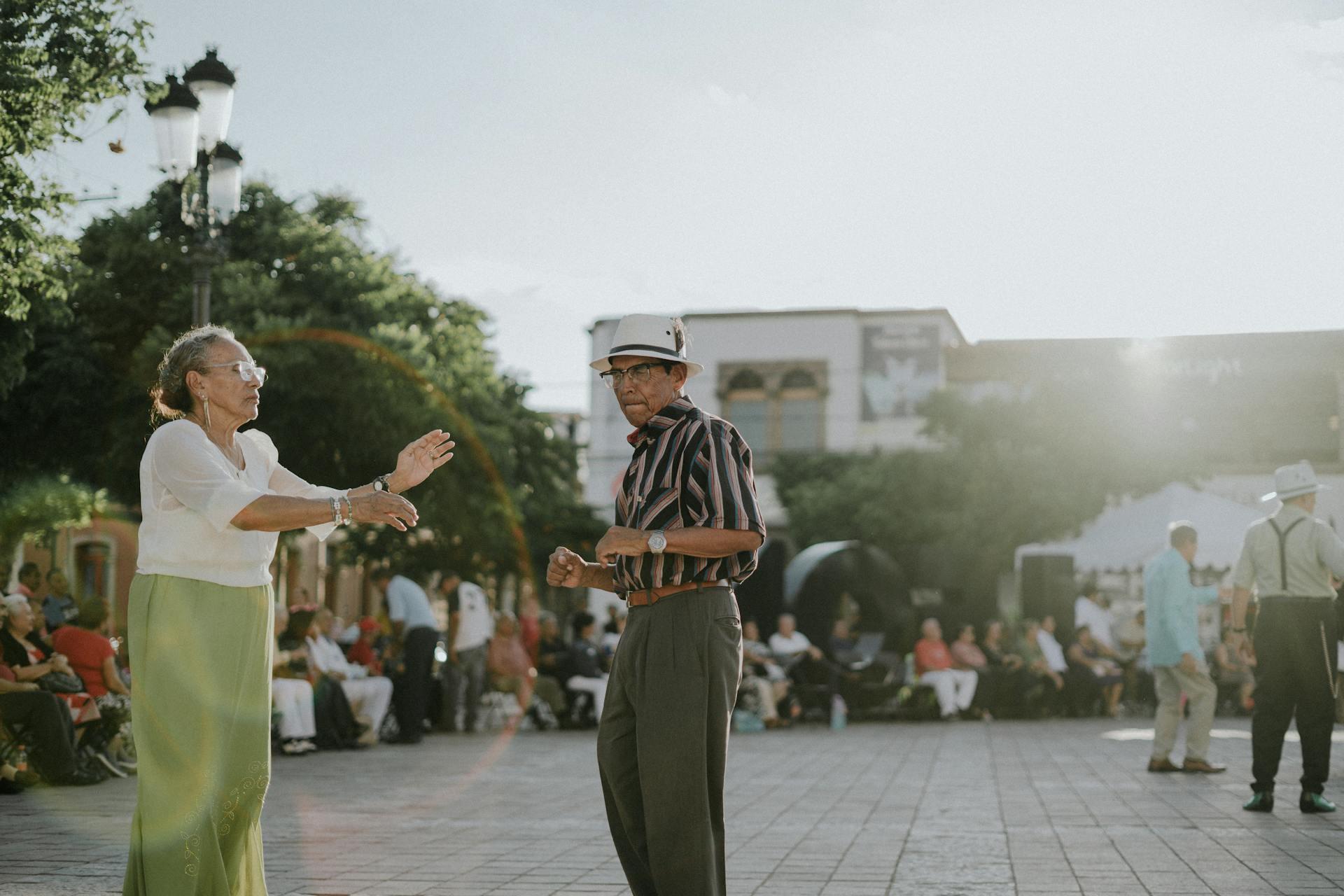 dos personas adultas bailando