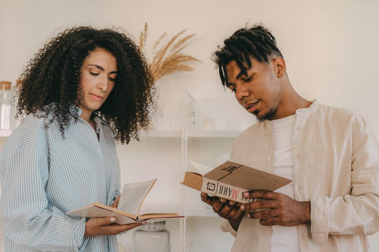 Pareja leyendo