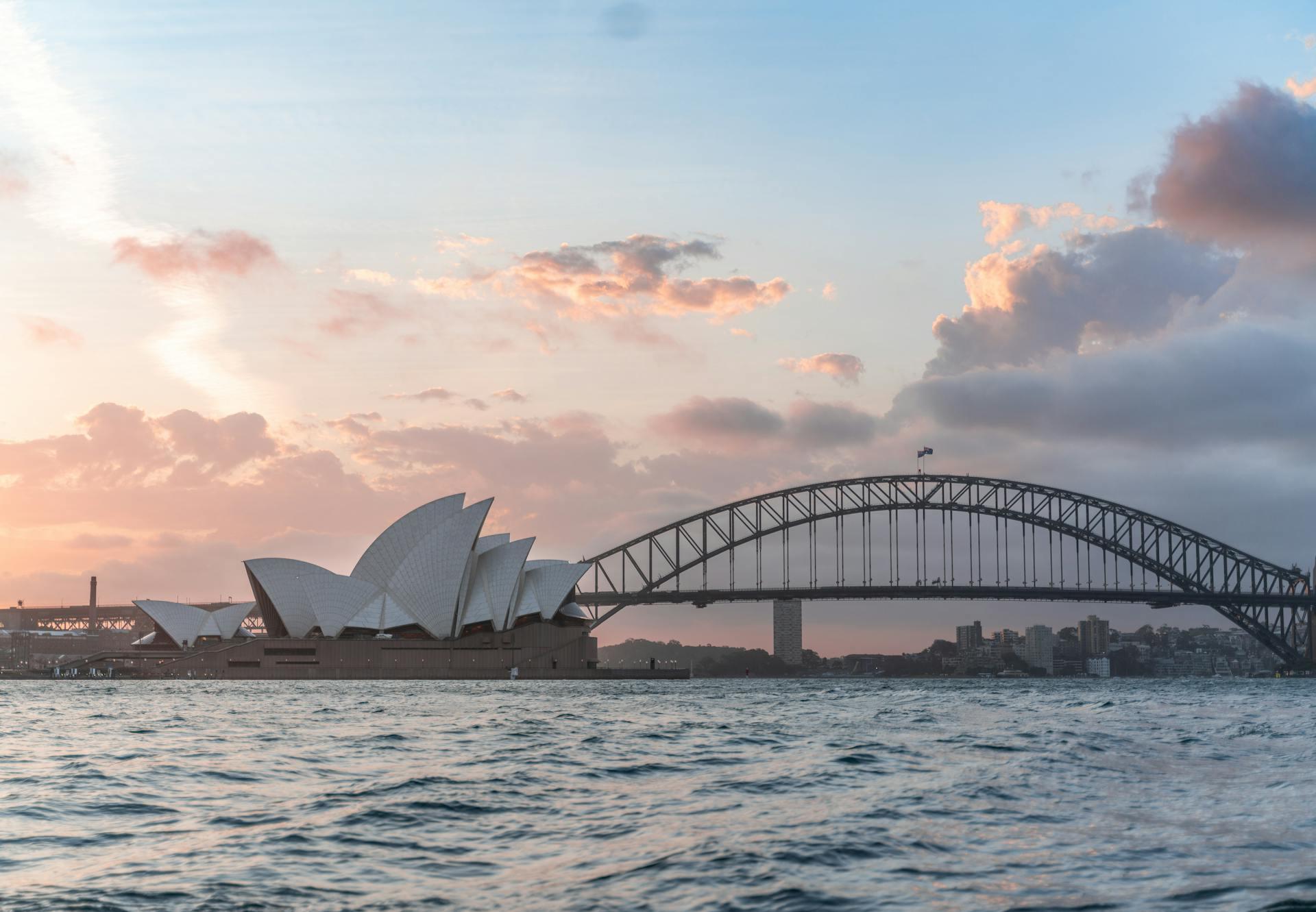 La Visa de Trabajo y Vacaciones para Australia (Subclass 462) es un programa que permite a los jóvenes de ciertos países trabajar y vacacionar en Australia durante un período específico