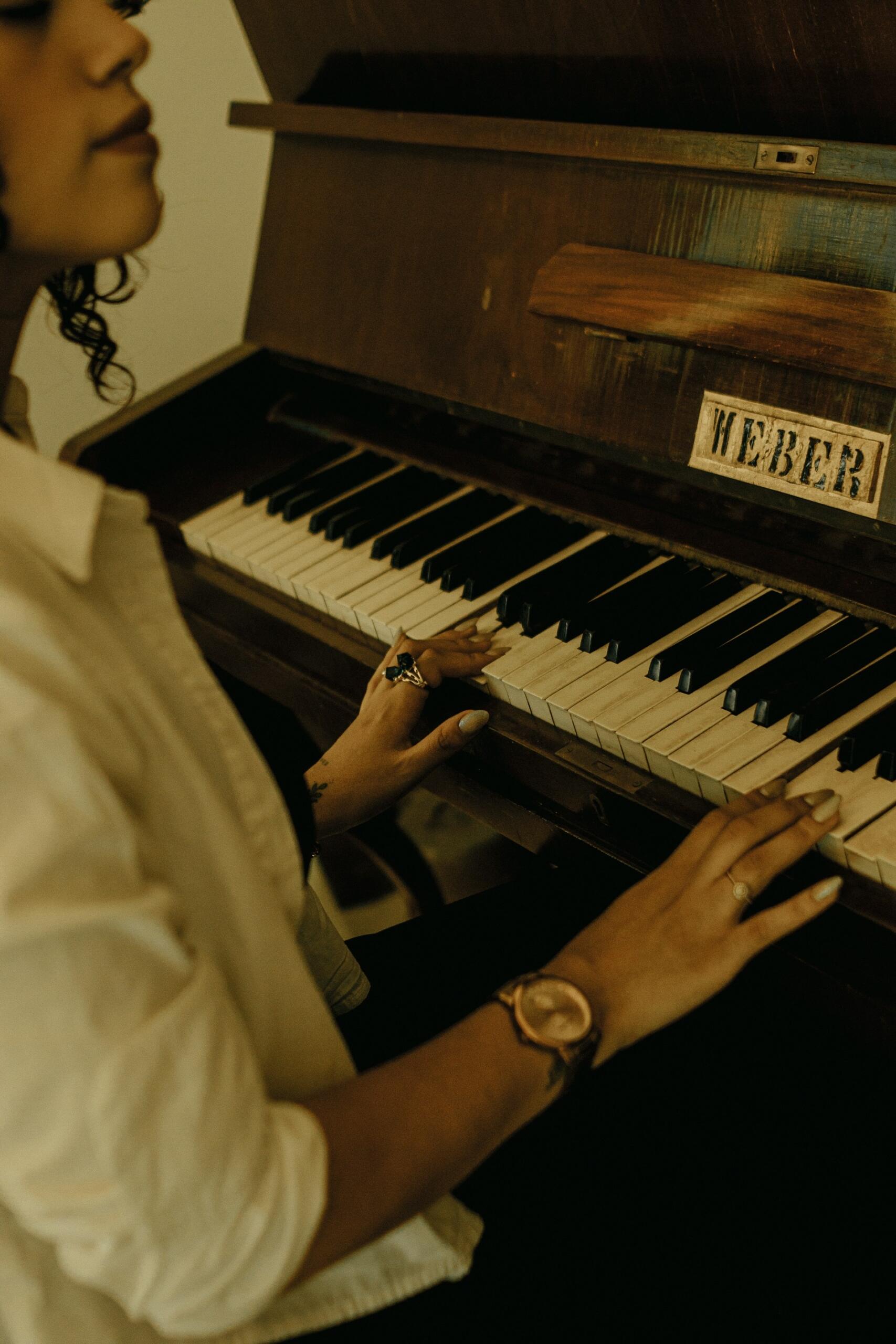 chica tocando piano