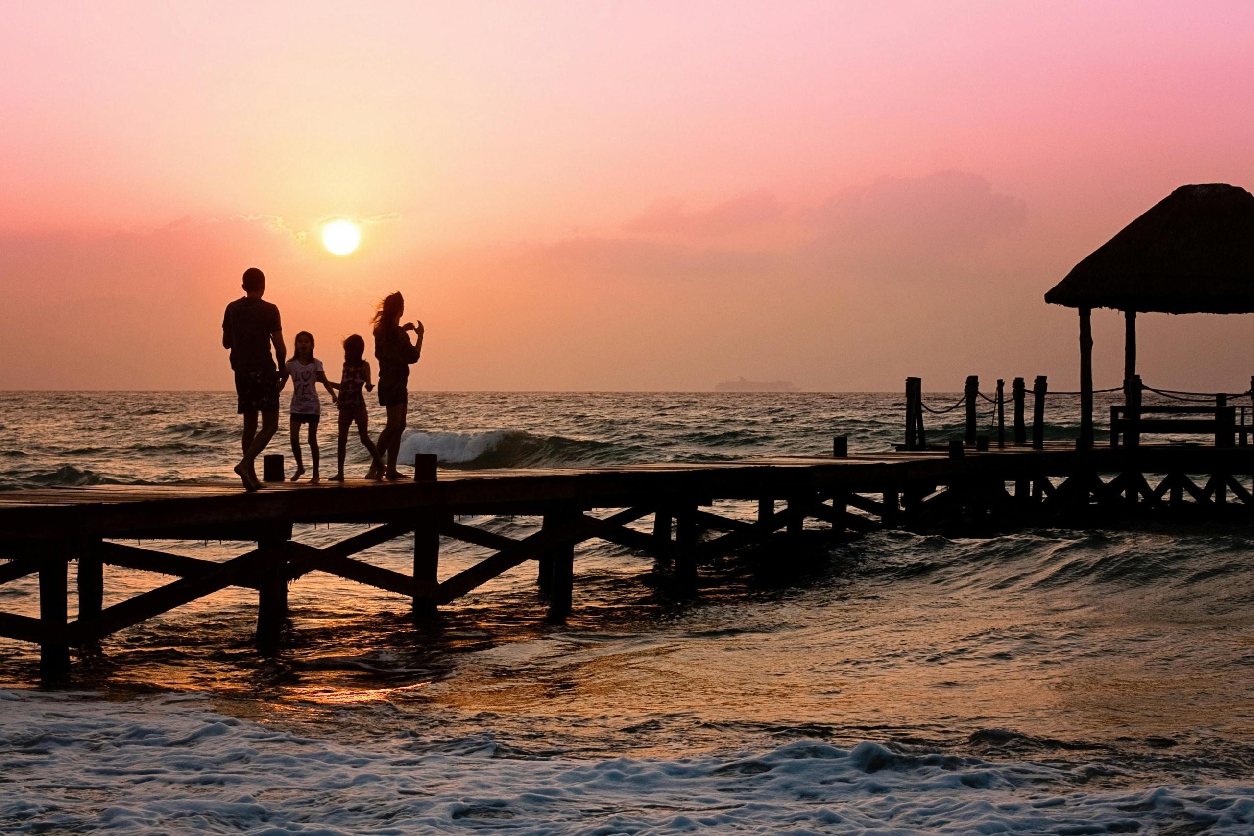 Familia caminando en un atardecer
