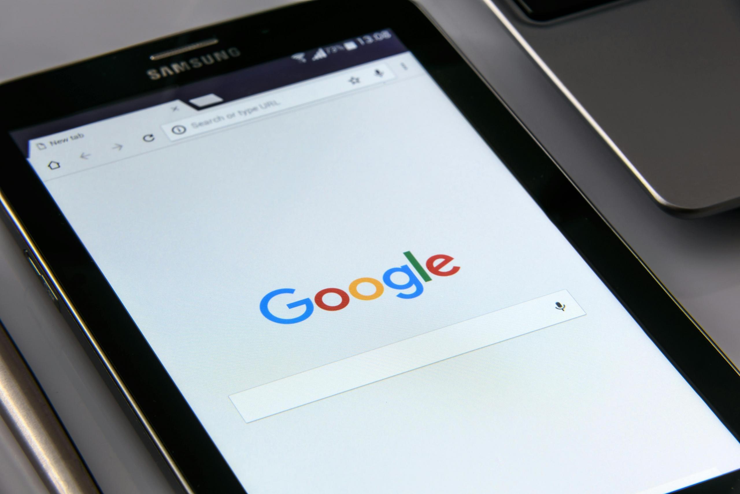 Tablet con Google de fondo