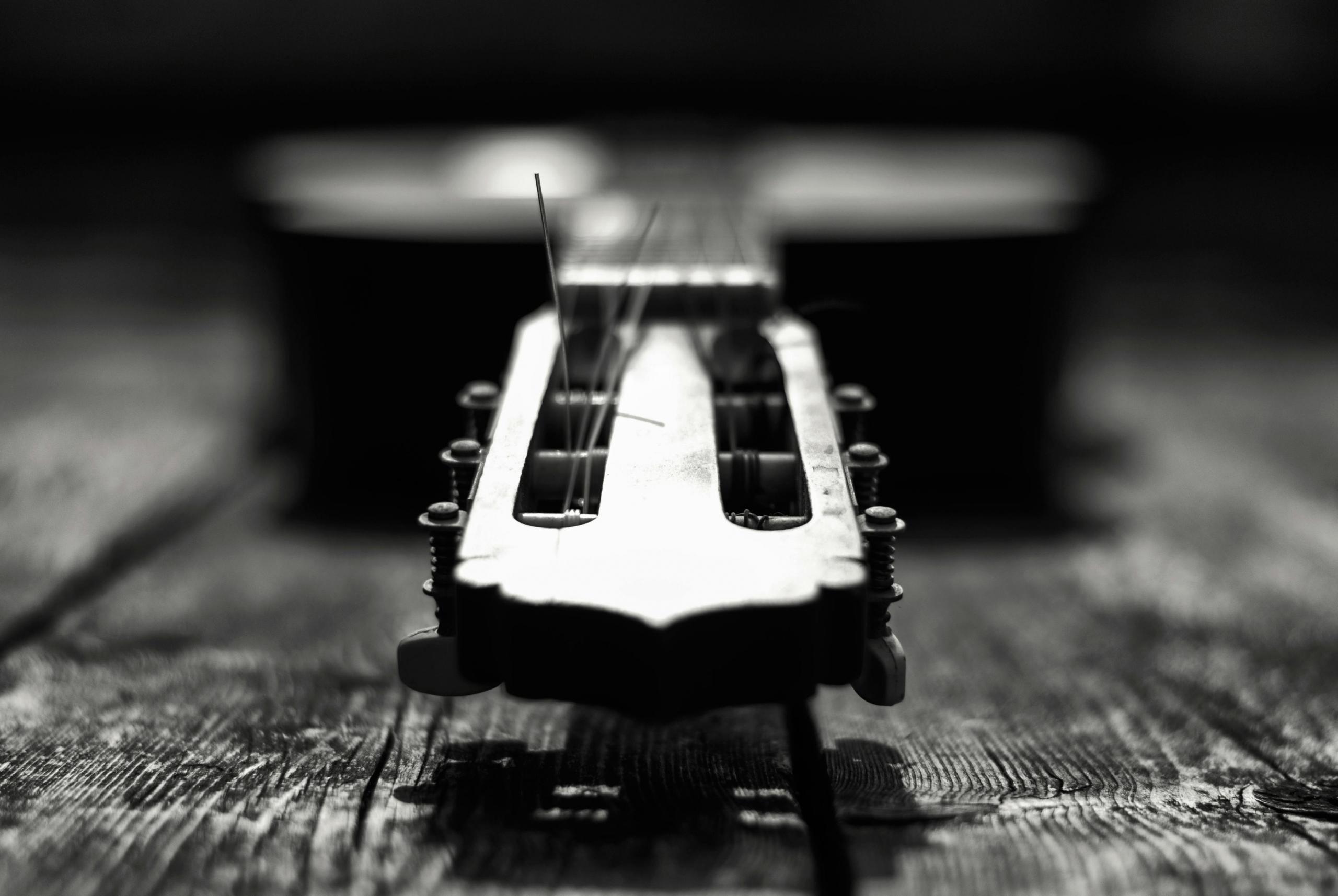 guitarra en blanco y negro