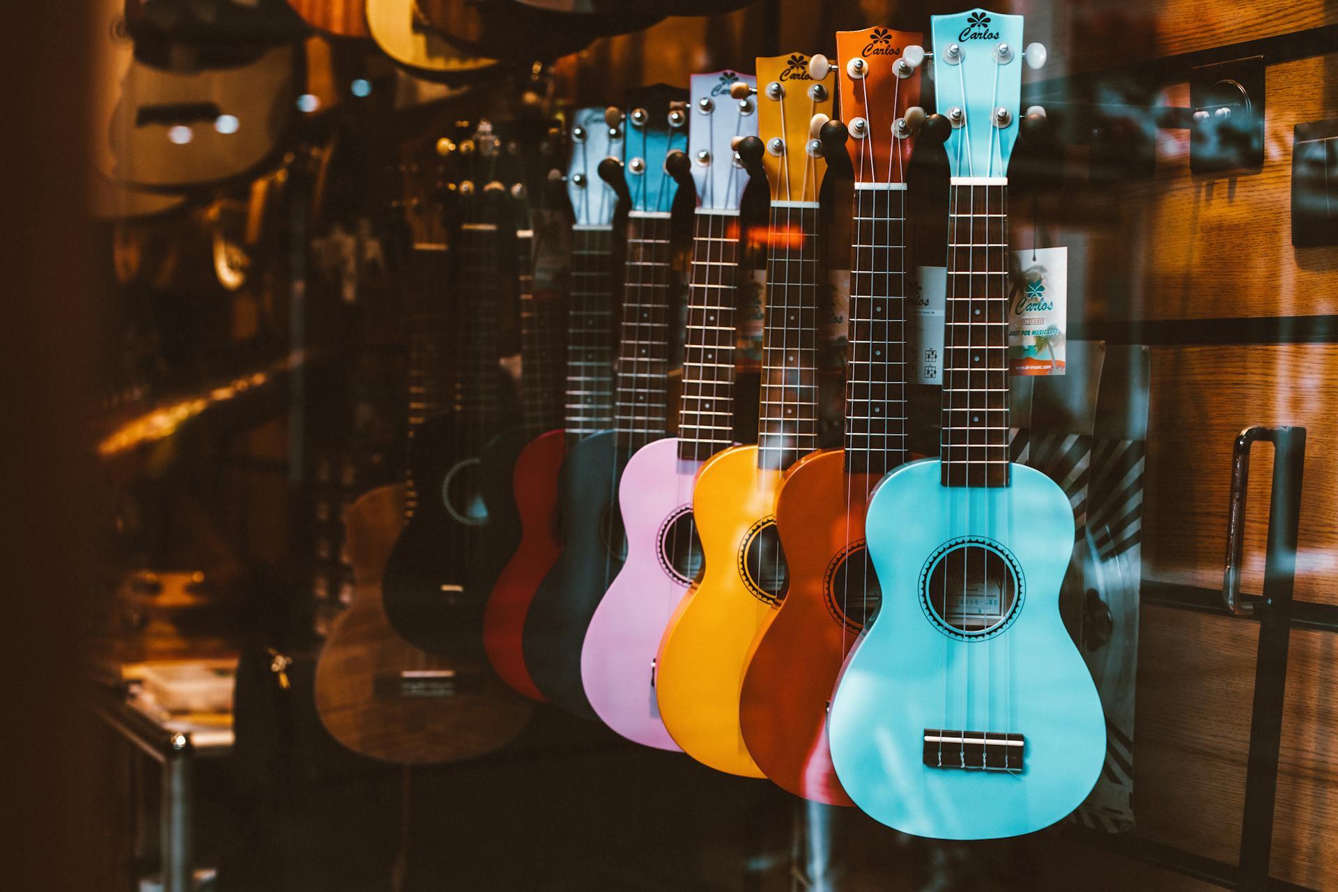 Guitarras de colores colgadas