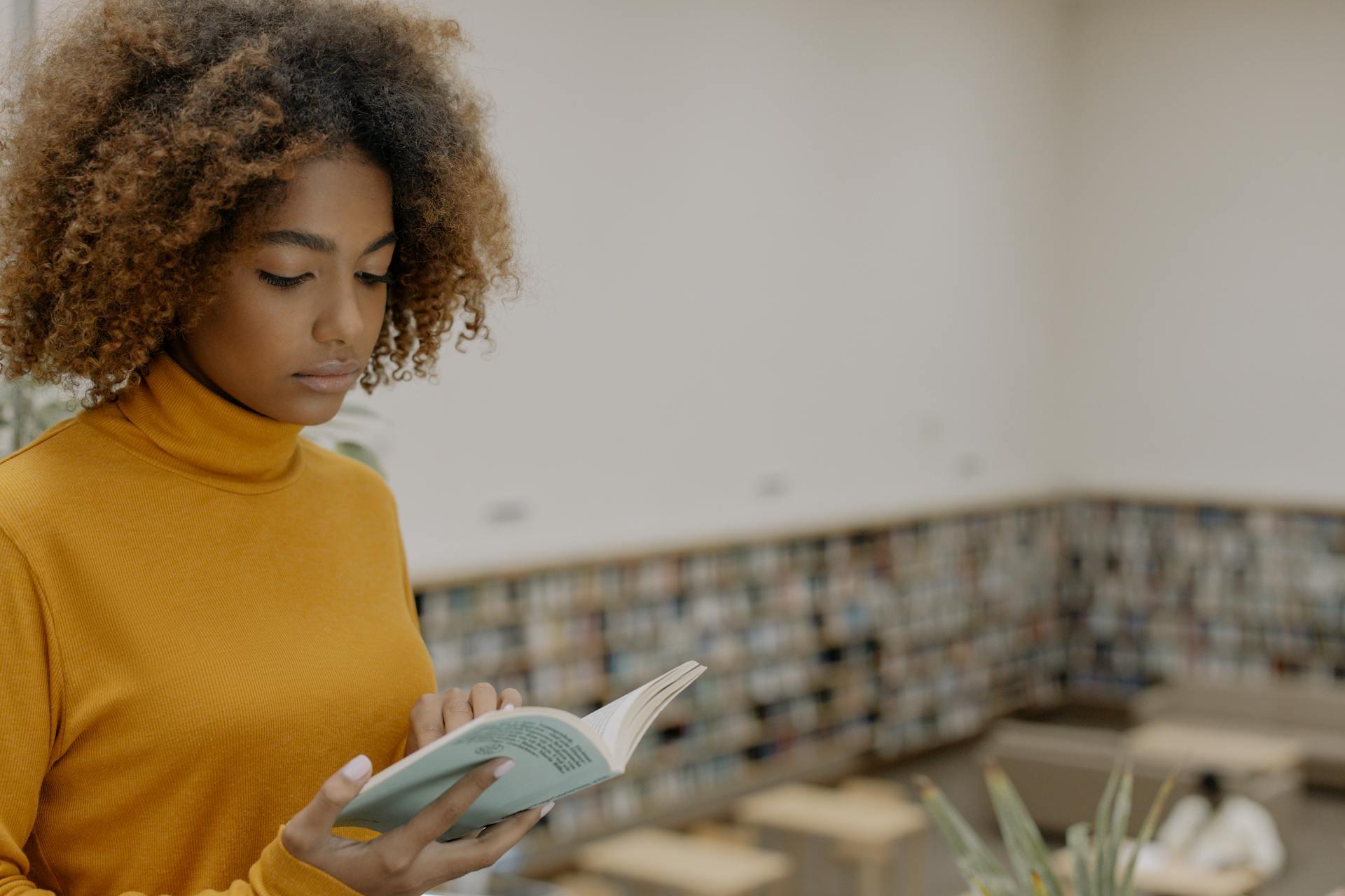 Mujer en una librería