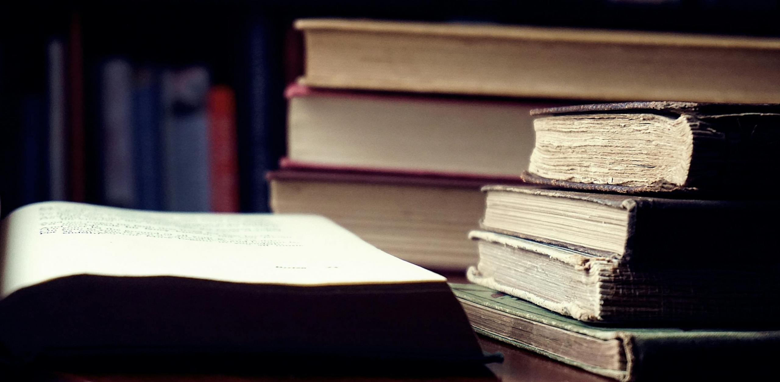 Libros sobre una mesa 