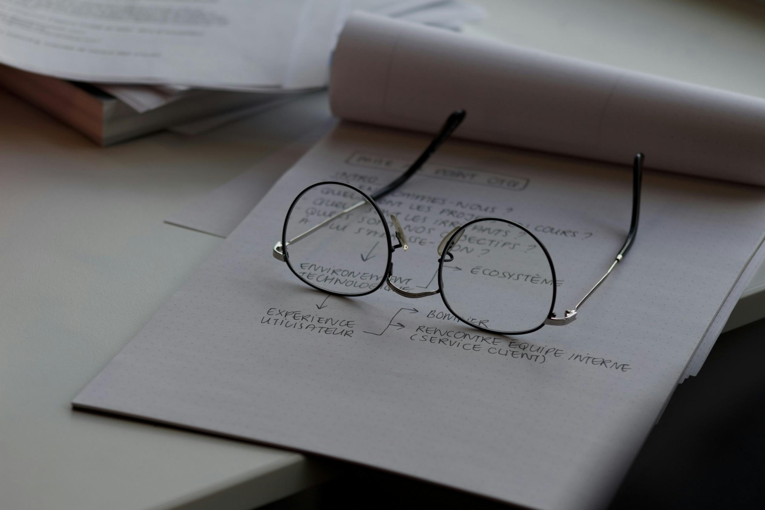 lentes con anotaciones matemáticas