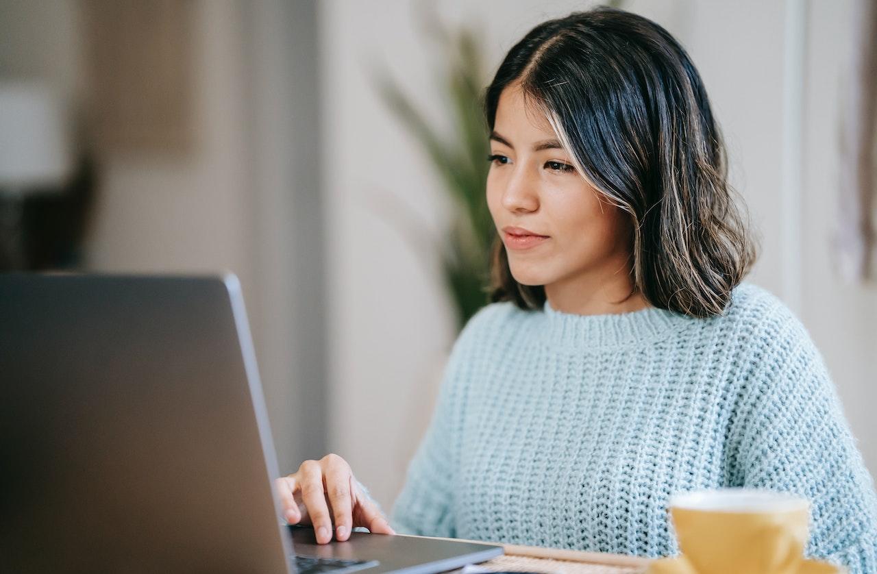 Mujer navegando por el internet