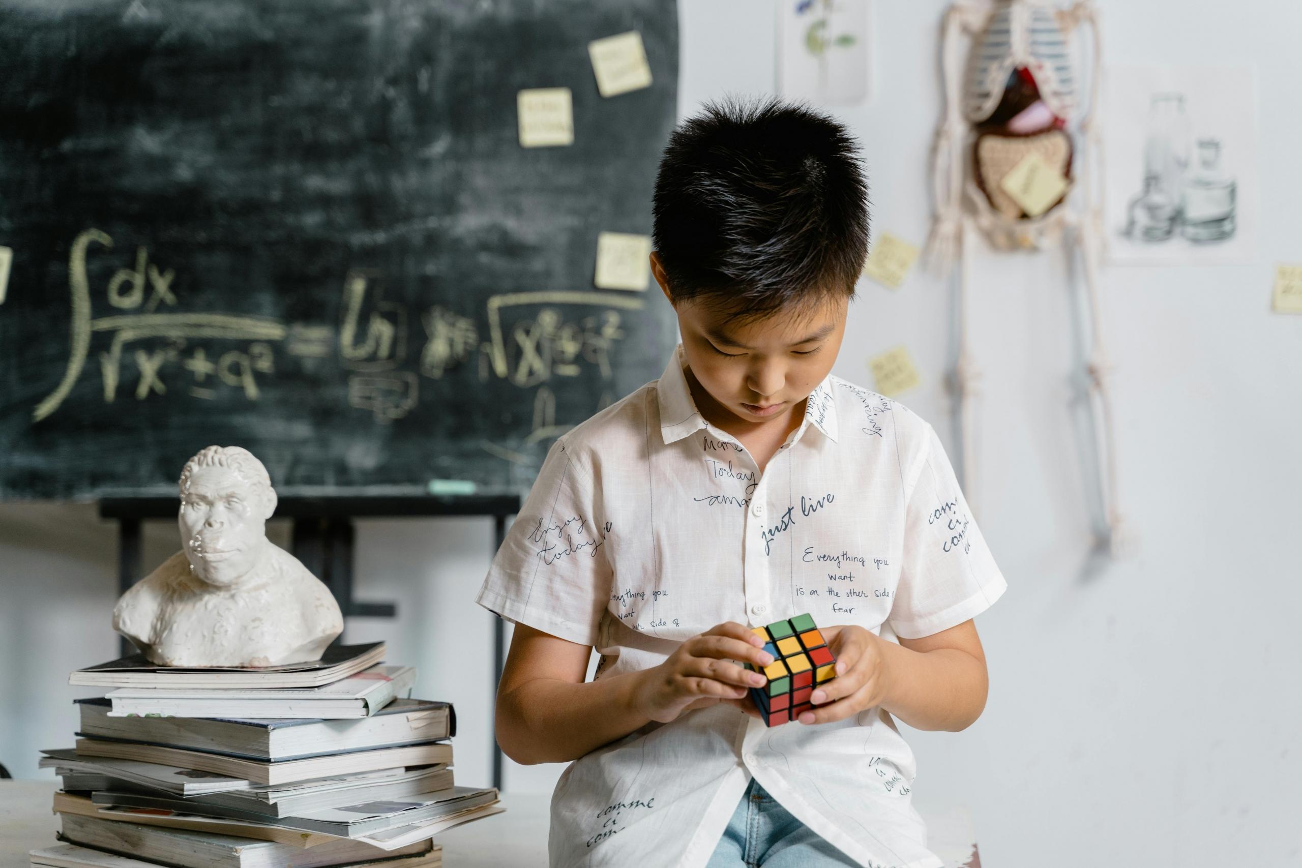 Niño jugando con un cubo de rubik