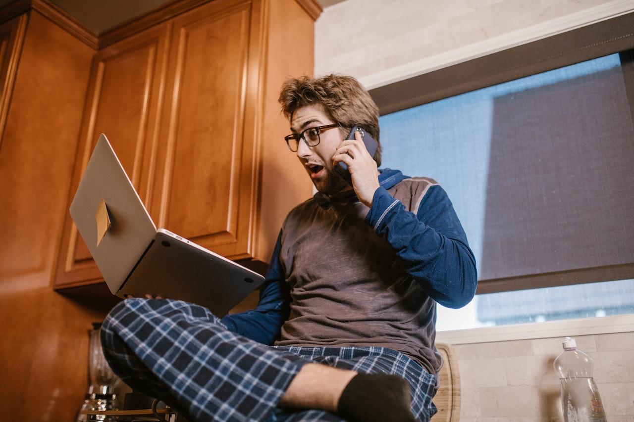 Hombre sorprendido por los beneficios del traductor online