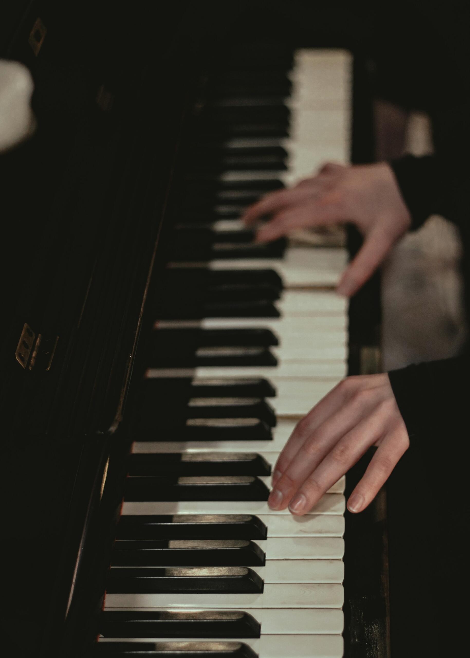 persona tocando