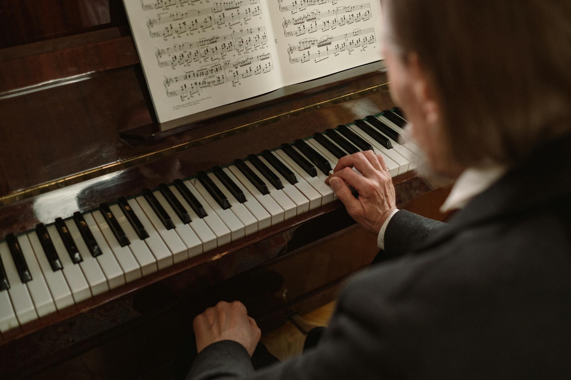 Persona tocando un piano