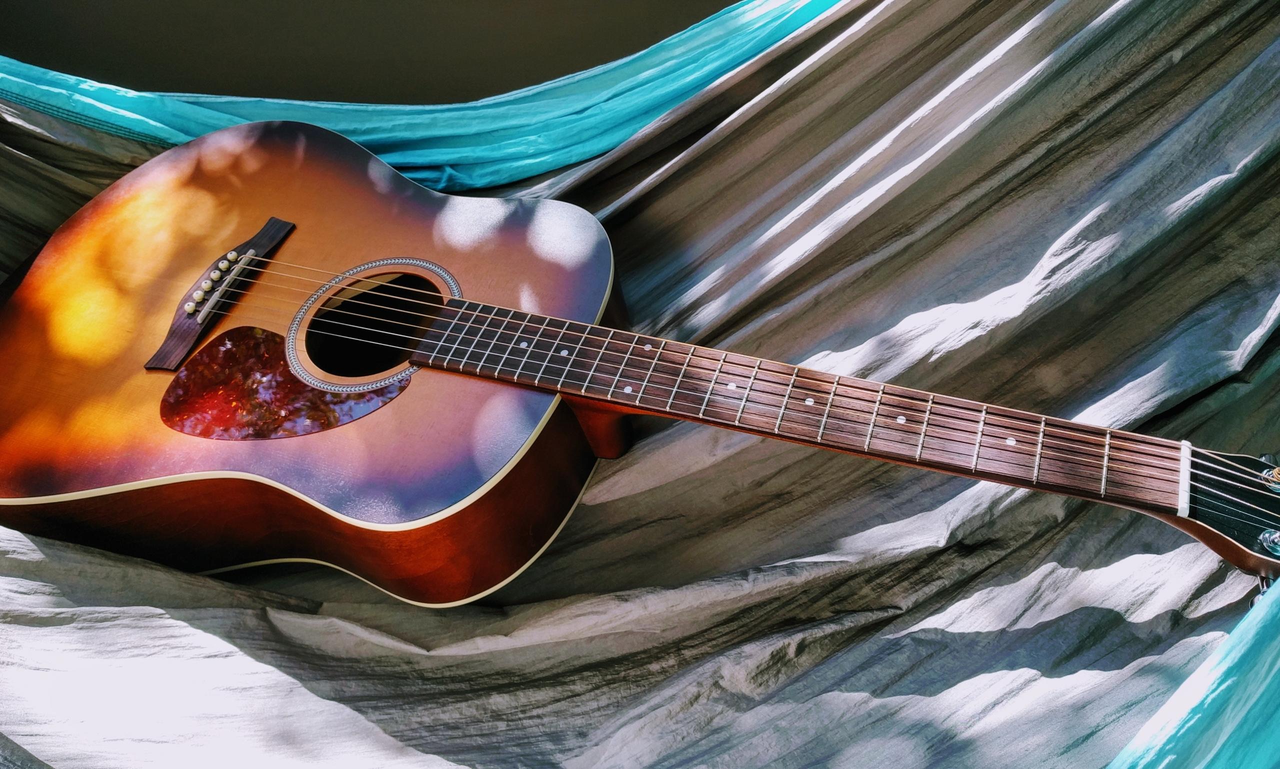 Guitarra sobre telas