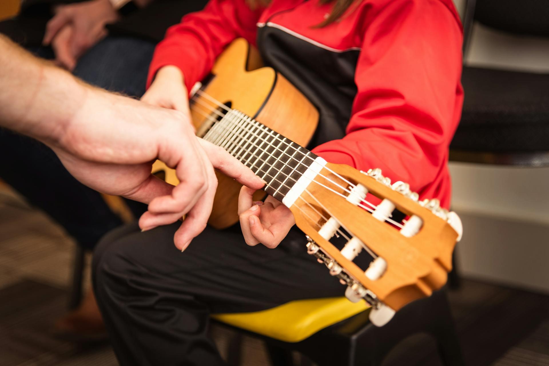 Profesor enseñando guitarra