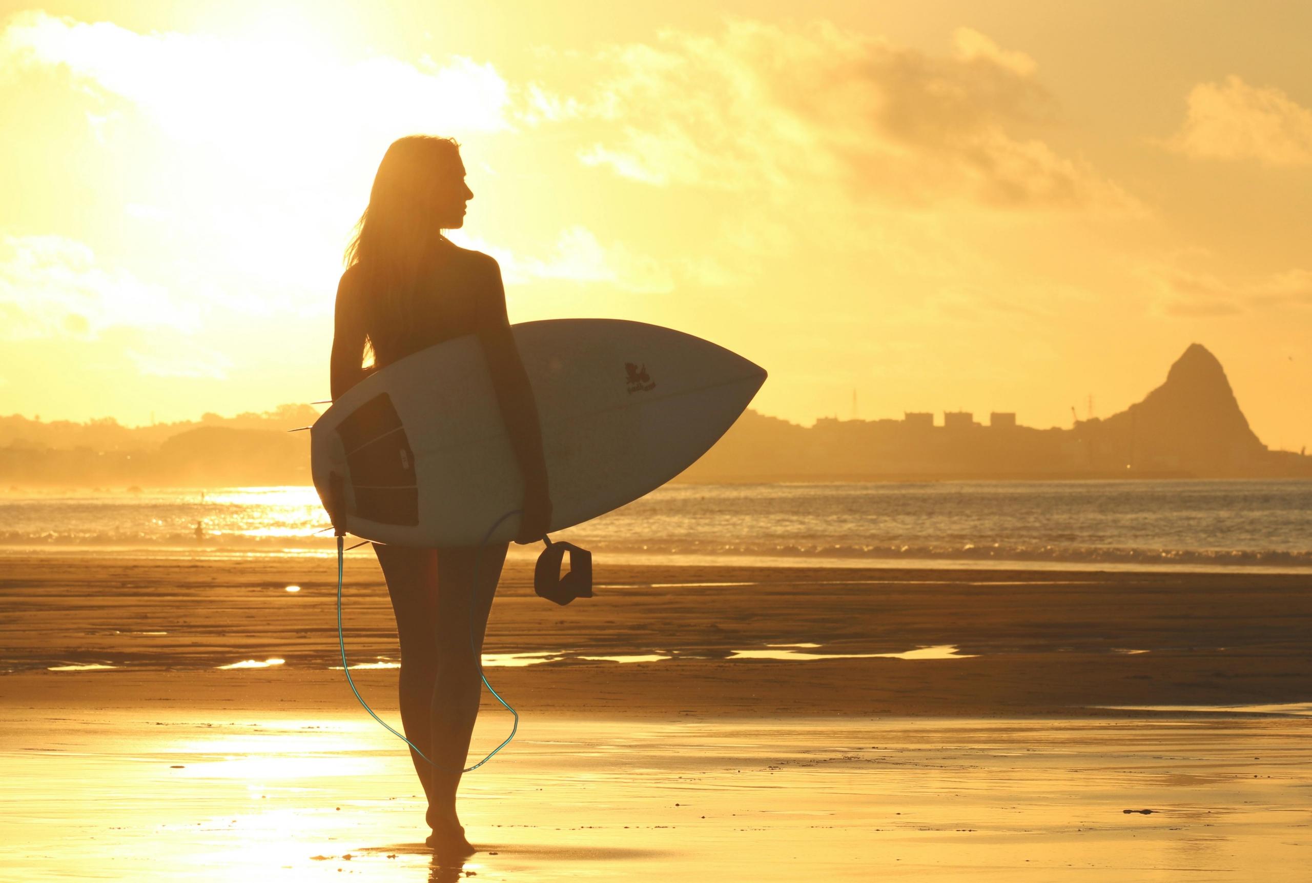mujer haciendo surf