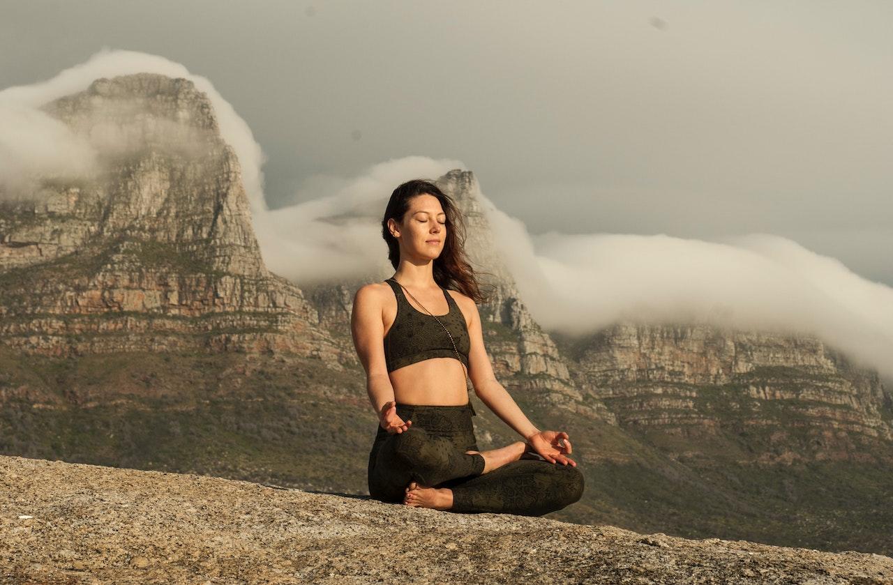 Mujer haciendo yoga al aire libre