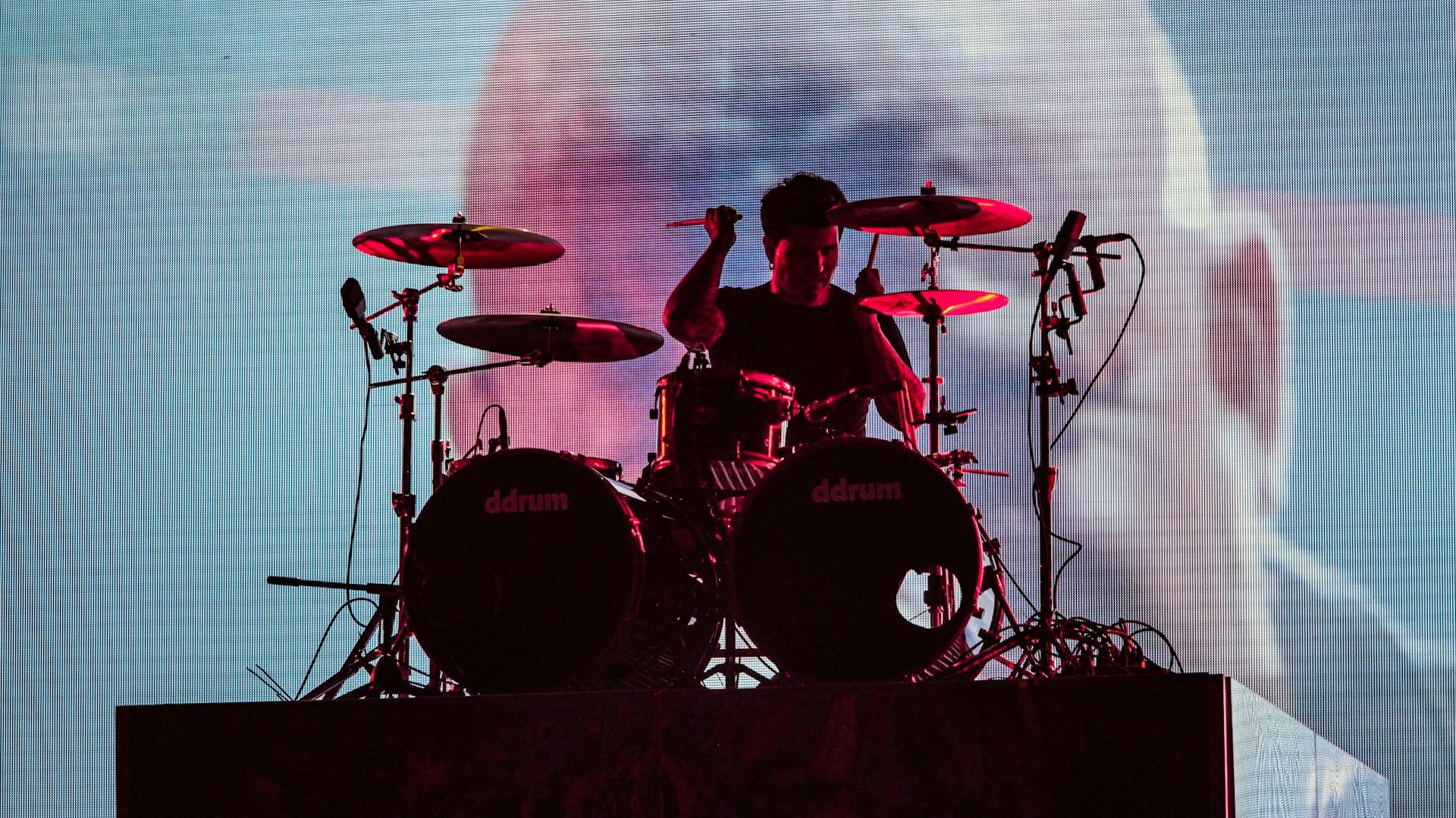 Baterista tocando