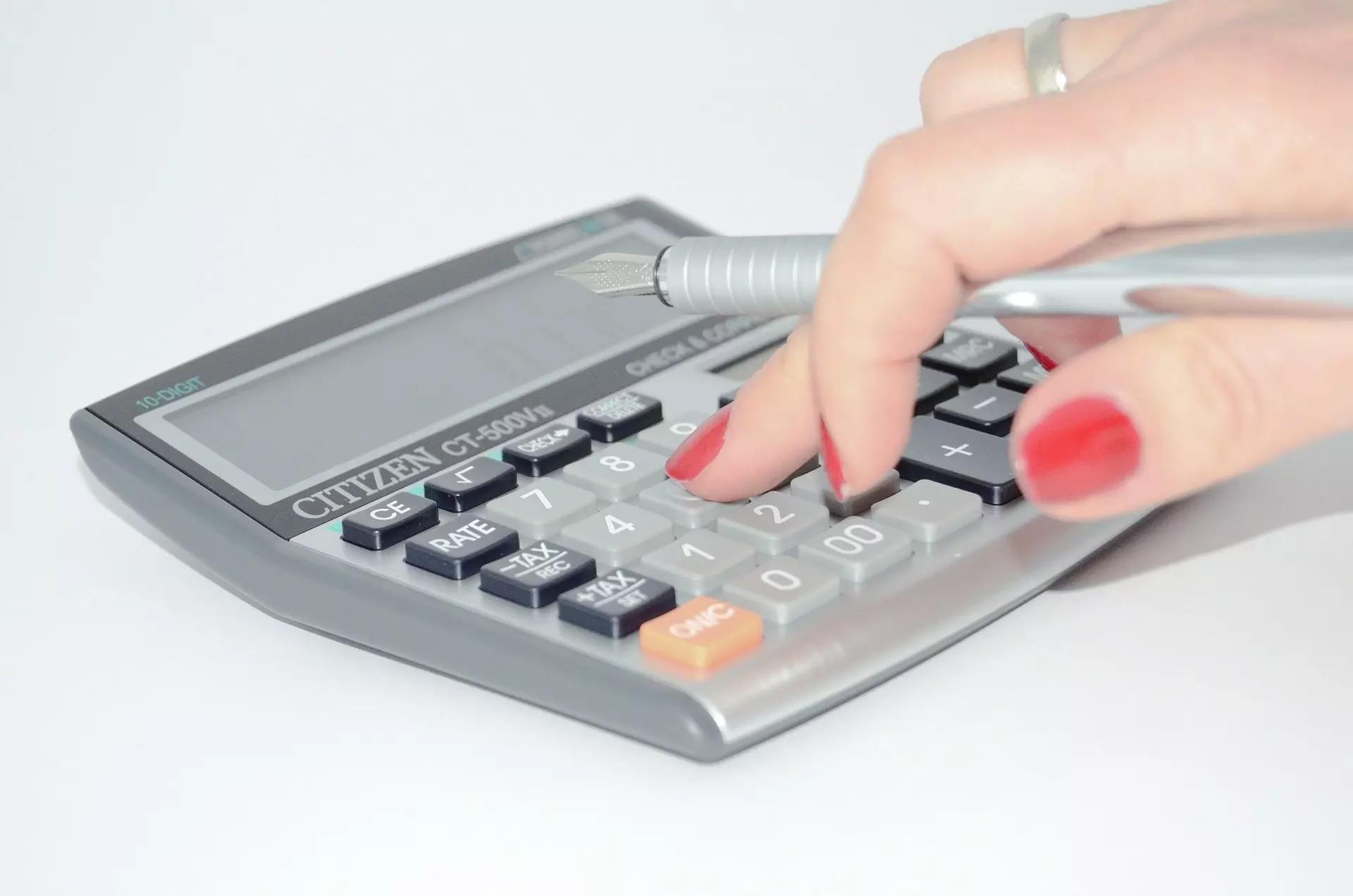 calculadora haciendo cuentas