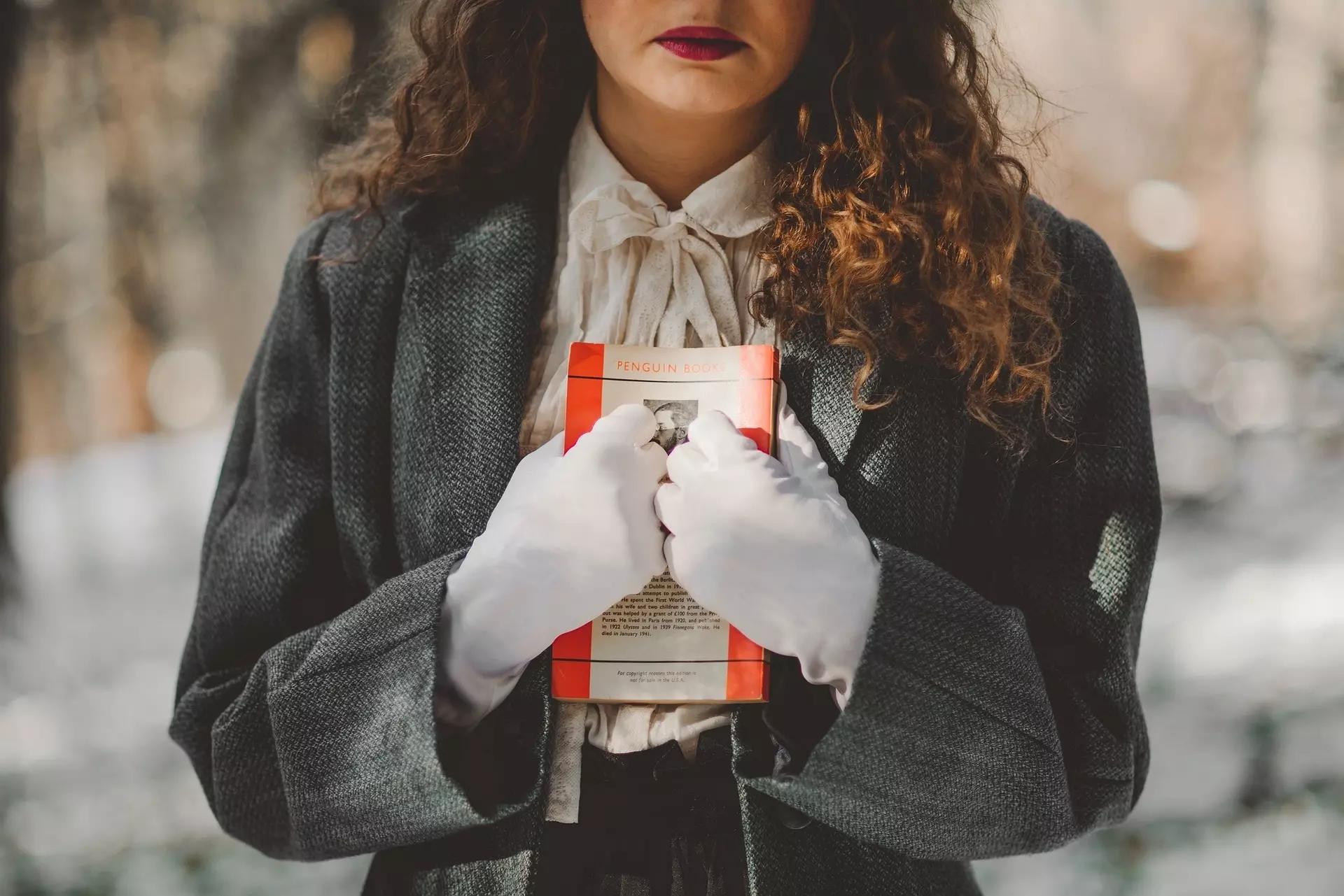 mujer con libro