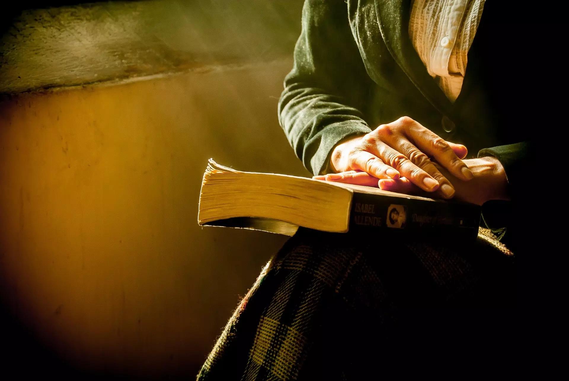 persona con libro