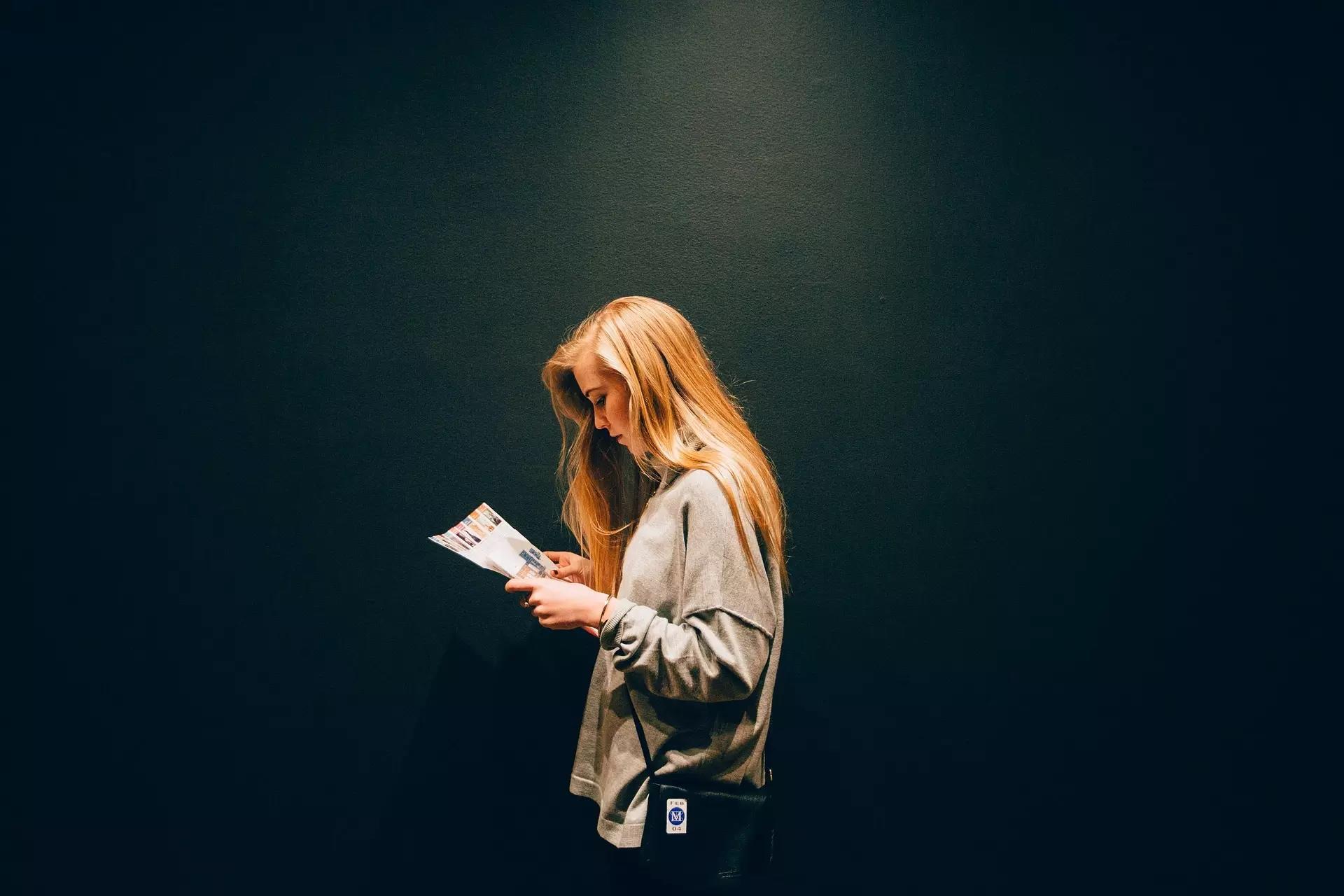 mujer leyendo