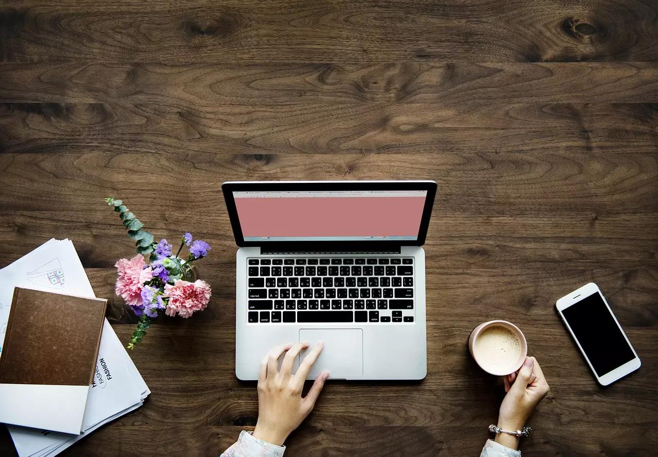 Internet facilita la realización de ejercicios y la comunicación entre el docente y el estudiante.