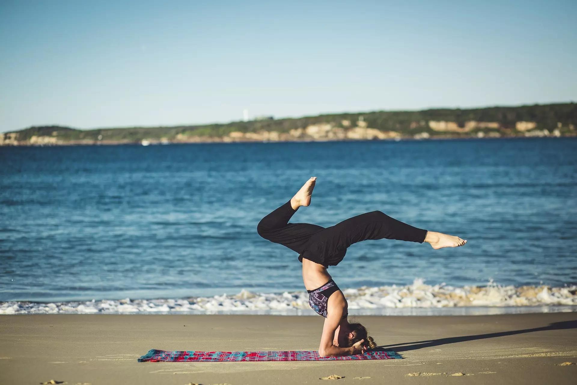 yoga en la playa