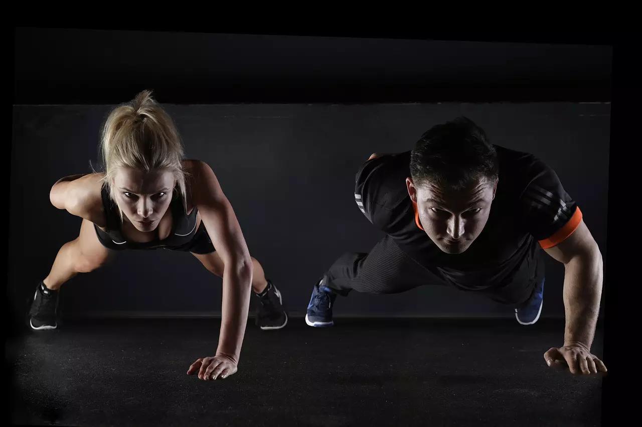 Realizar cursos certificados como entrenador personal es esencial.