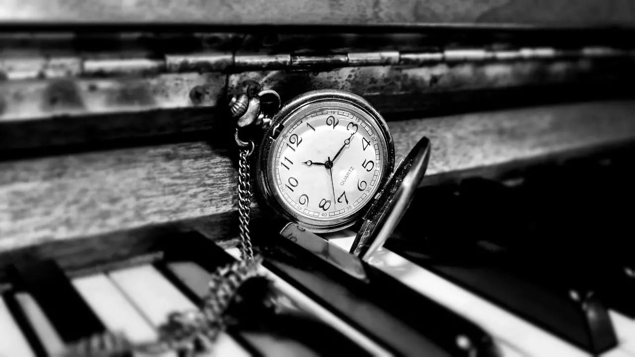 Aprender piano implica invertir tiempo en la práctica constante del instrumento. 