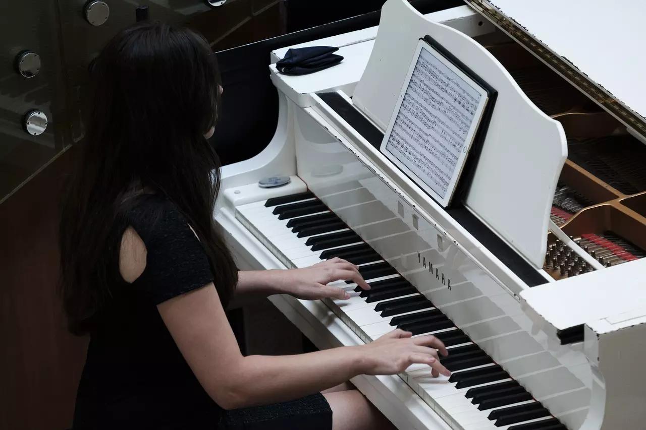 Si querés aprender a tocar el piano, deberás practicar de manera constante.