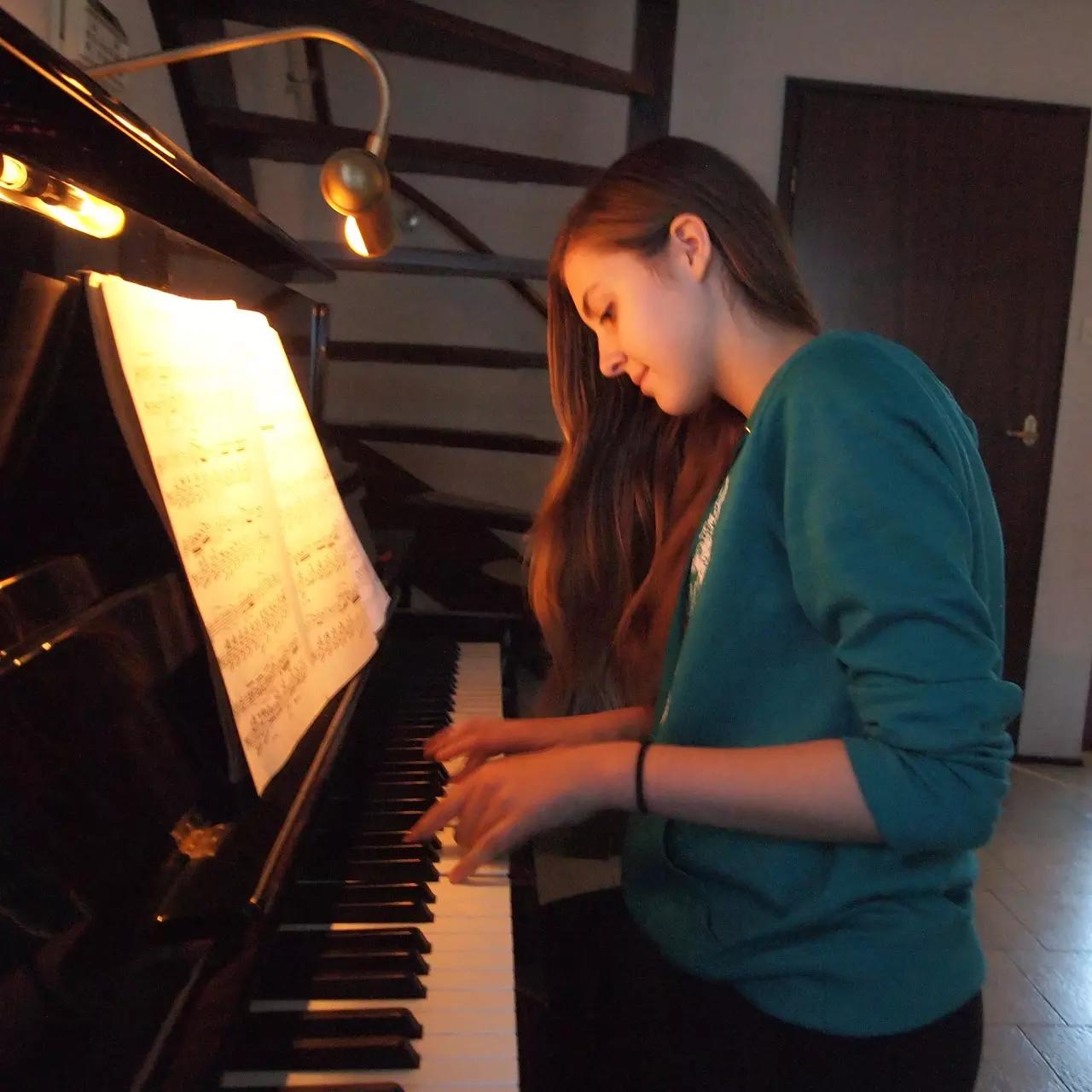 Para aprender a tocar el piano, te aconsejamos que tomes clases de manera regular. 
