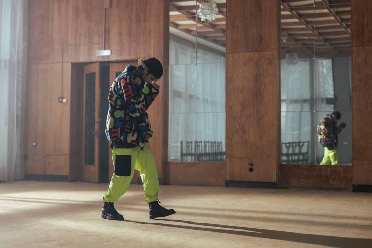 hombre en estudio de baile