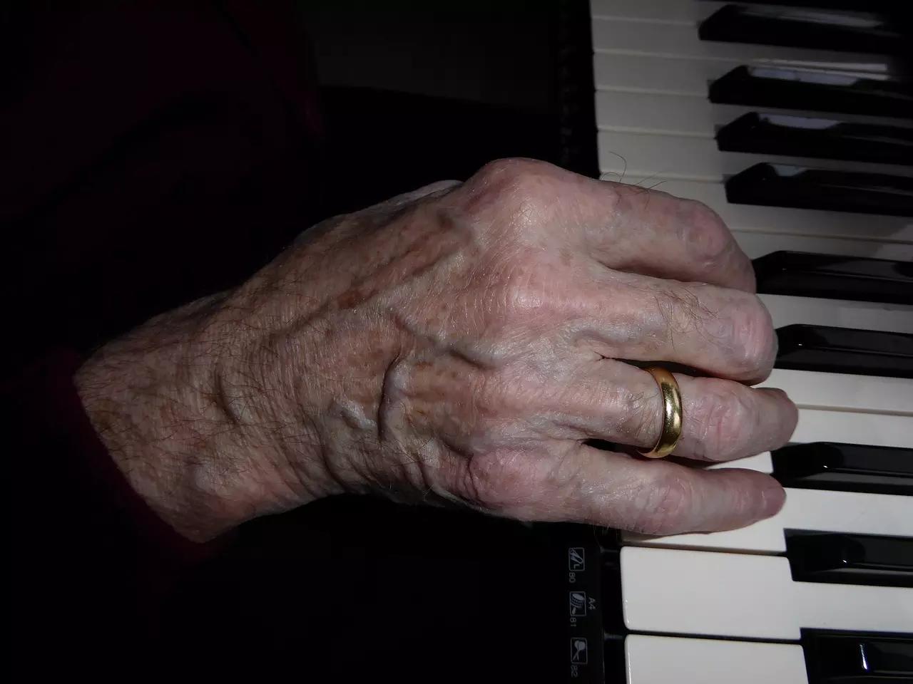 Si estás atravesando la etapa de la adultez o de la vejez, podrás estudiar piano sin inconvenientes. 
